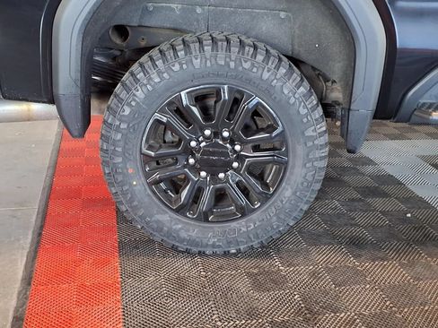 Used 2022 GMC Sierra 2500 Denali w/ Denali Black Diamond Edition AWD/4WD image 9