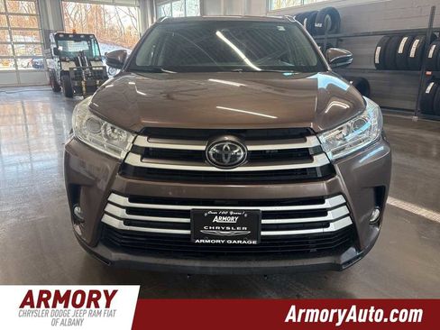 Used 2019 Toyota Highlander XLE image 2