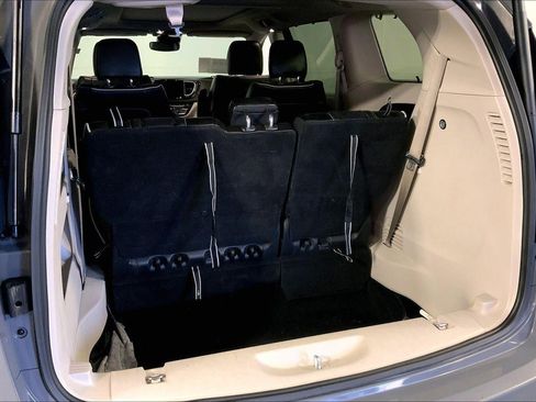 Used 2023 Chrysler Pacifica Limited image 4