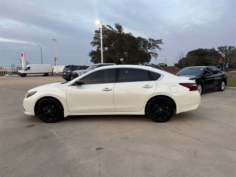 Used 2017 Nissan Altima 2.5 SR w/ Midnight Edition Package image 4