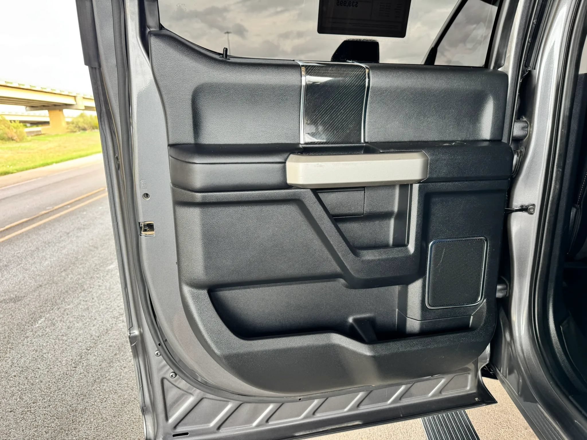 Used 2021 Ford F350 Lariat w/ Tremor Off-Road Package AWD/4WD image 19