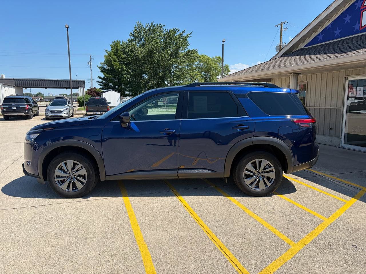 Used 2025 Nissan Pathfinder SV AWD/4WD image 4