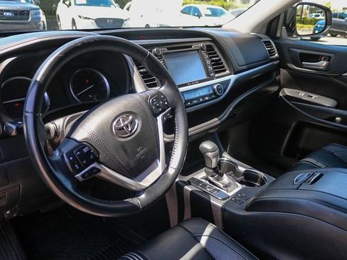 Used 2018 Toyota Highlander SE FWD image 29