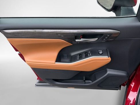 New 2026 Toyota Highlander Platinum AWD/4WD image 17
