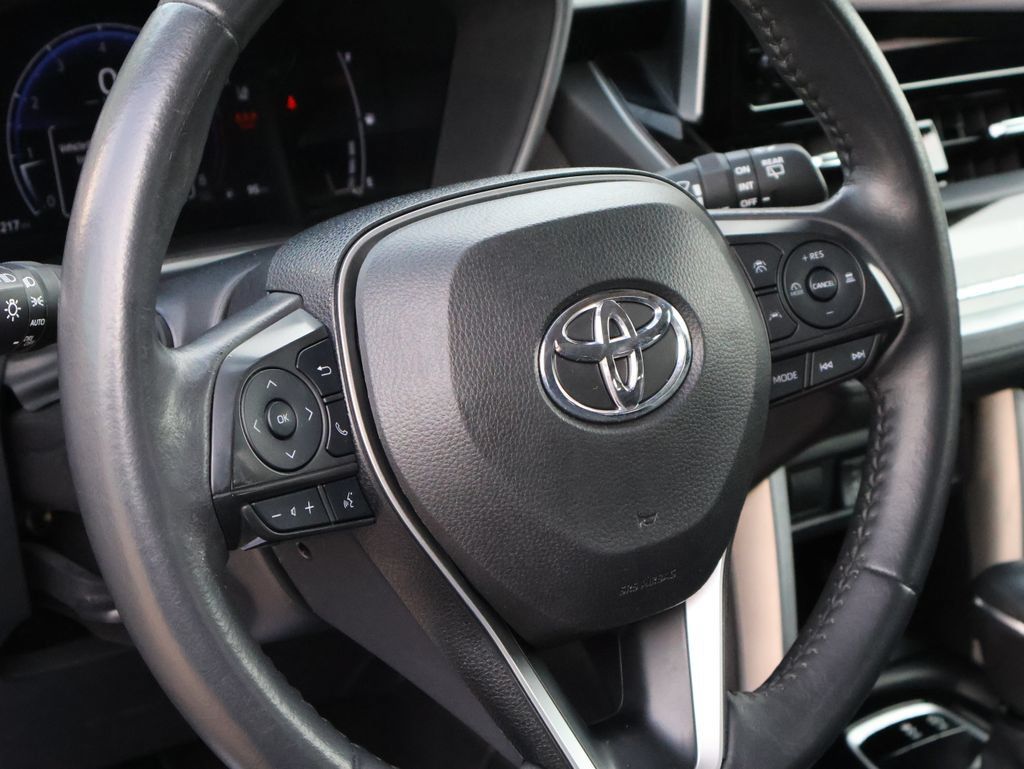 Used 2024 Toyota Corolla Cross XLE w/ Convenience Package FWD image 18