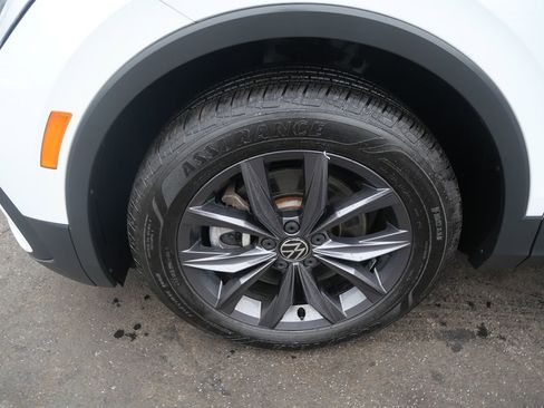 Used 2022 Volkswagen Tiguan SE w/ Panoramic Sunroof Package image 32