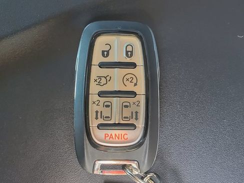 Certified 2023 Chrysler Pacifica Touring-L FWD image 32