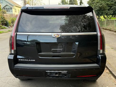 Used 2018 Cadillac Escalade ESV Premium Luxury image 5