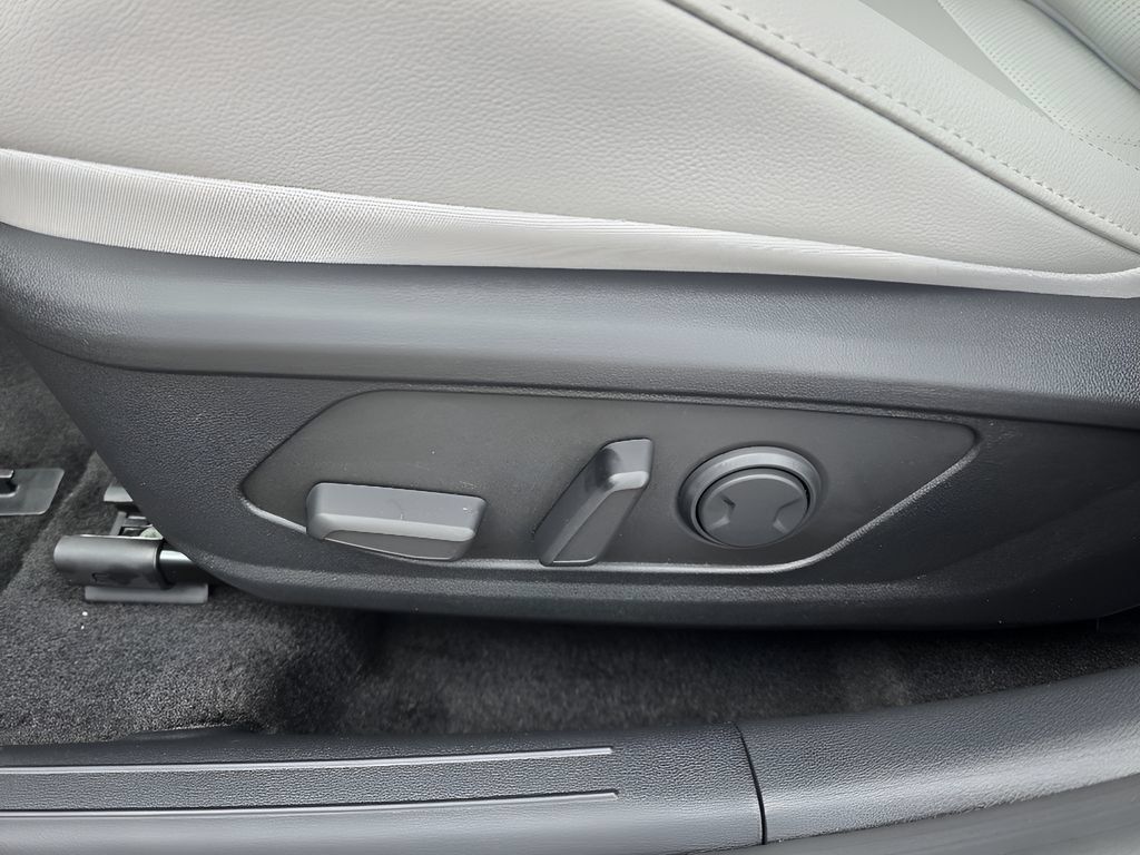 New 2026 Hyundai Elantra Limited FWD image 16