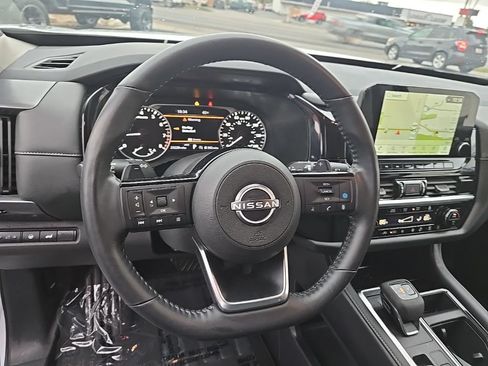 Used 2025 Nissan Pathfinder SL AWD/4WD image 13