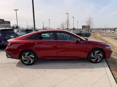 Used 2025 Hyundai Elantra Limited image 11