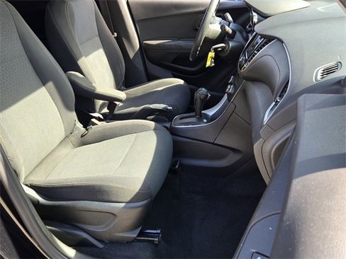 Used 2019 Chevrolet Trax LS image 17
