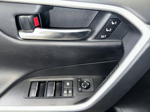 Used 2020 Toyota RAV4 Limited image 6