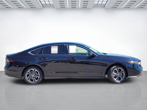 Used 2023 Honda Accord EX image 11