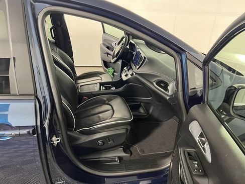 Certified 2025 Chrysler Pacifica Limited FWD image 26
