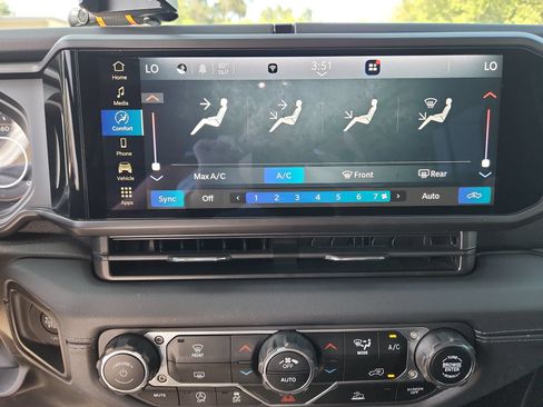 Used 2024 Jeep Gladiator Mojave AWD/4WD image 16