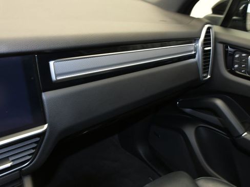 Certified 2023 Porsche Cayenne Platinum Edition AWD/4WD image 33