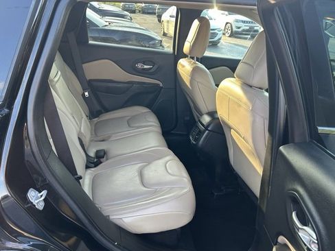 Used 2017 Jeep Cherokee Limited image 11