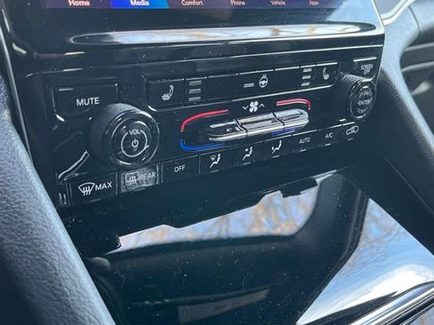 Used 2024 Jeep Grand Cherokee Limited image 17