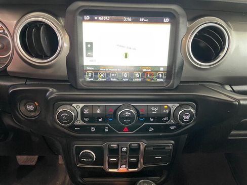 Used 2019 Jeep Wrangler Unlimited Sahara w/ Uconnect 4C Nav & Sound Group AWD/4WD image 14