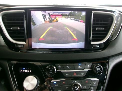 Used 2025 Chrysler Pacifica Select FWD image 16