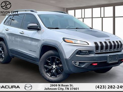 Used 2017 Jeep Cherokee Trailhawk AWD/4WD image 12