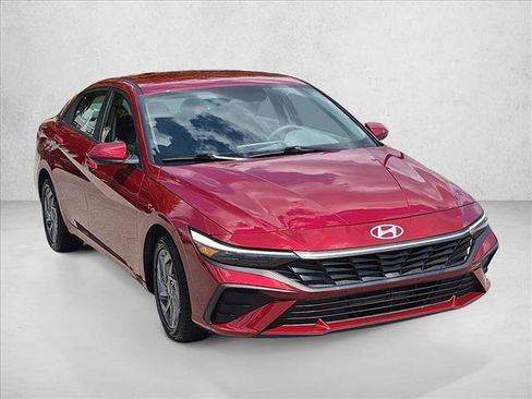 Used 2024 Hyundai Elantra SEL FWD image 3