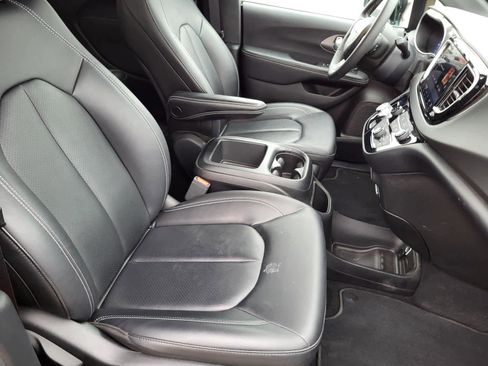 Used 2025 Chrysler Pacifica Select image 10