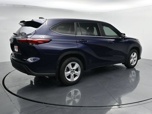 Used 2023 Toyota Highlander LE AWD/4WD image 8