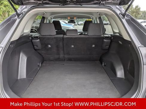 Used 2021 Toyota RAV4 LE FWD image 12
