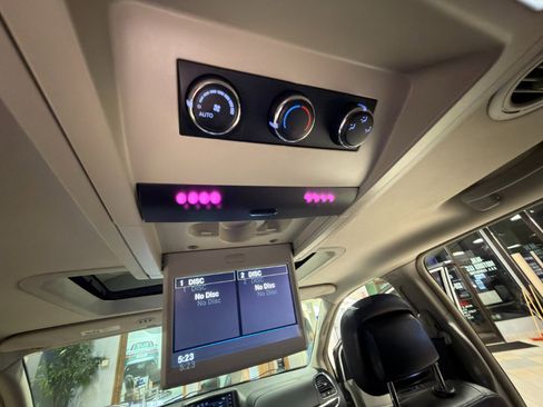 Used 2016 Chrysler Town & Country Touring-L image 31