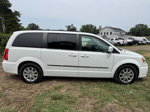 Used 2016 Chrysler Town & Country Touring FWD image 4