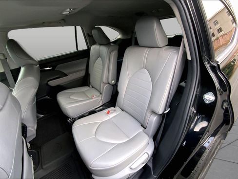 Used 2022 Toyota Highlander XLE AWD/4WD image 20
