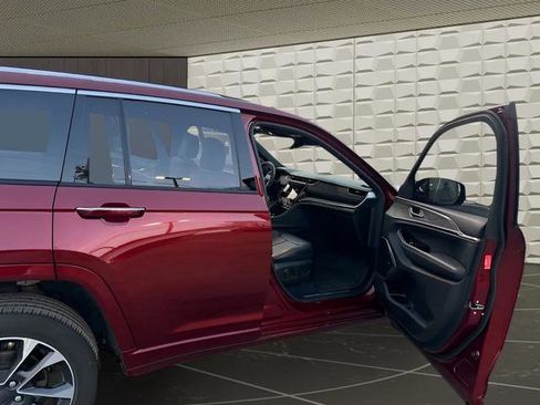 Used 2023 Jeep Grand Cherokee Overland w/ MOPAR Finishing Package image 27