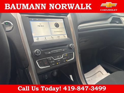 Used 2017 Ford Fusion SE w/ Fusion SE Technology Package FWD image 19