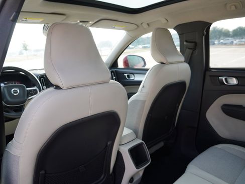 Used 2020 Volvo XC40 T4 Momentum image 21