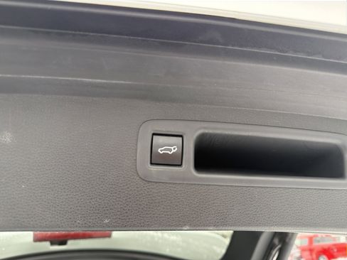 Used 2023 Toyota Highlander XLE image 30