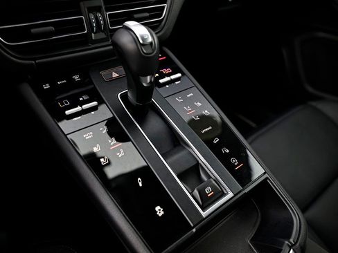Certified 2025 Porsche Macan AWD/4WD image 42