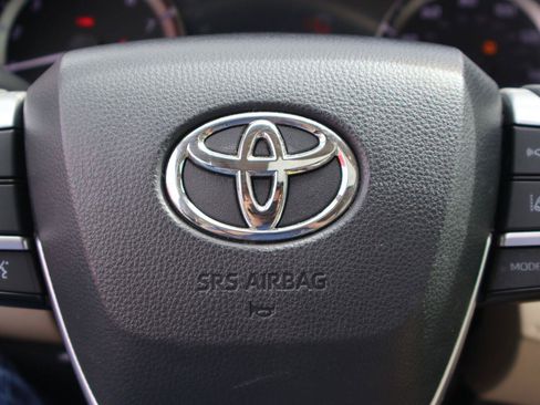 Used 2023 Toyota Highlander XLE FWD image 39