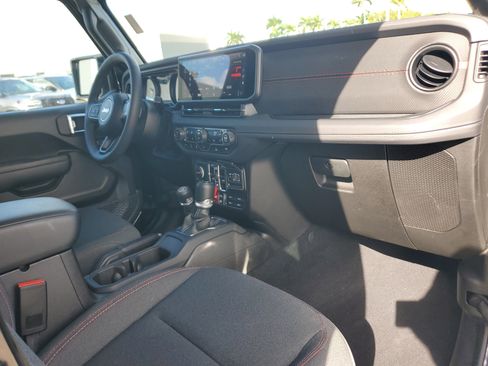 Used 2025 Jeep Gladiator Rubicon w/ Convenience Group image 16