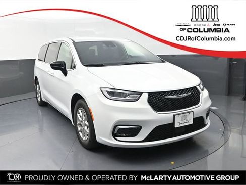 New 2026 Chrysler Pacifica Select image 1