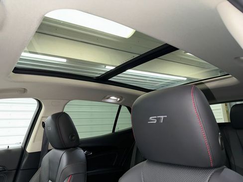 Certified 2023 Buick Envision Essence w/ Sport Touring Package image 7