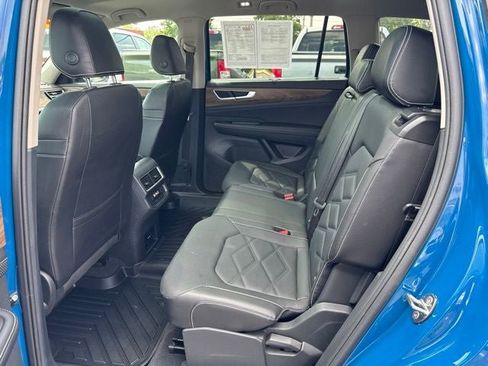 Used 2025 Volkswagen Atlas SE AWD/4WD image 19