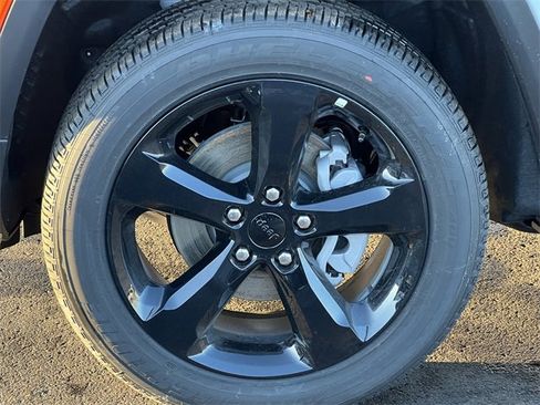 New 2025 Jeep Grand Cherokee Altitude image 6