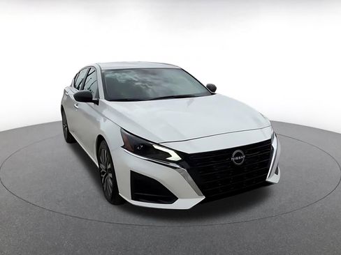 Used 2025 Nissan Altima 2.5 SV FWD image 3