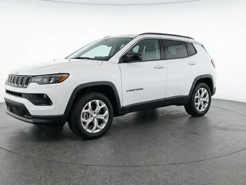 Used 2025 Jeep Compass Latitude AWD/4WD image 3