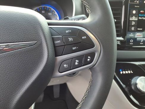 Used 2024 Chrysler Pacifica Touring-L image 24