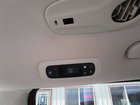 Used 2021 Chrysler Pacifica Touring-L image 21