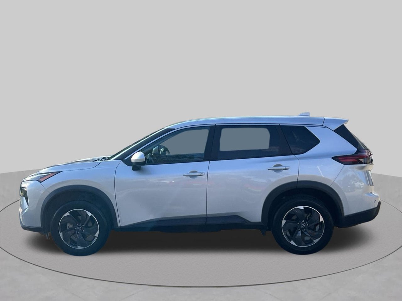 Used 2024 Nissan Rogue SV AWD/4WD image 2