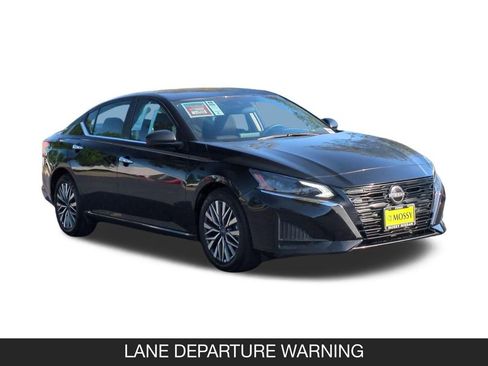 Used 2025 Nissan Altima 2.5 SV FWD image 2
